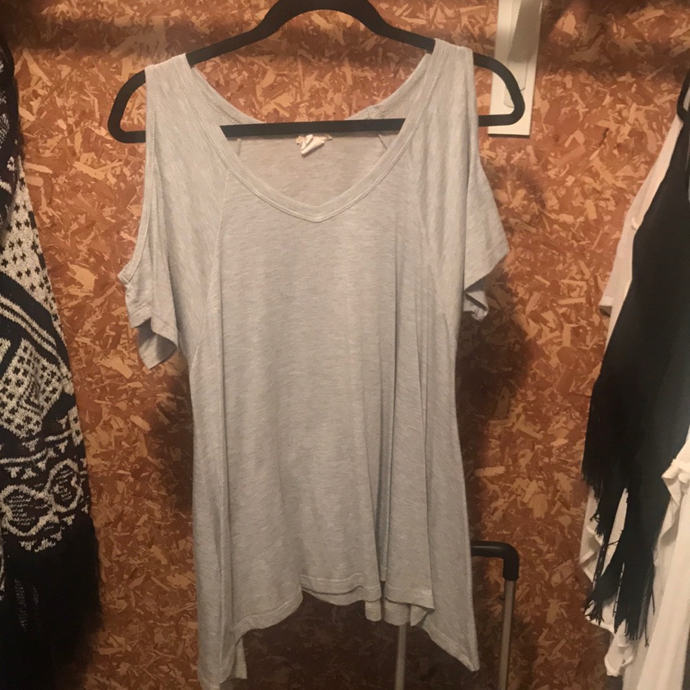 Grey flowy tshirt with cold shoulder slits